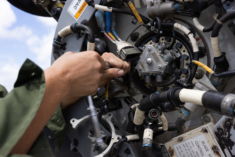 VMM-262 Marines maintain MV-22B Osprey
