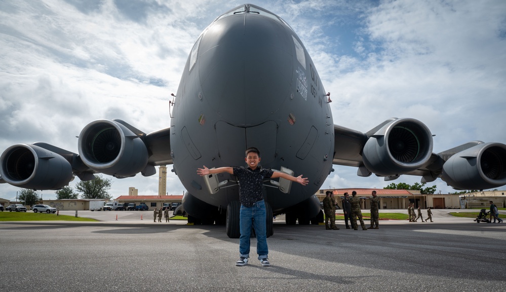 Team Andersen host REFORPAC ‘Pet the Jet’ event