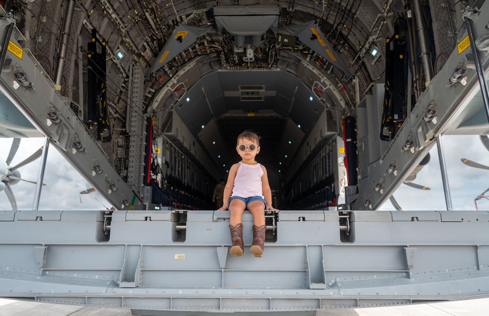 Team Andersen host REFORPAC ‘Pet the Jet’ event
