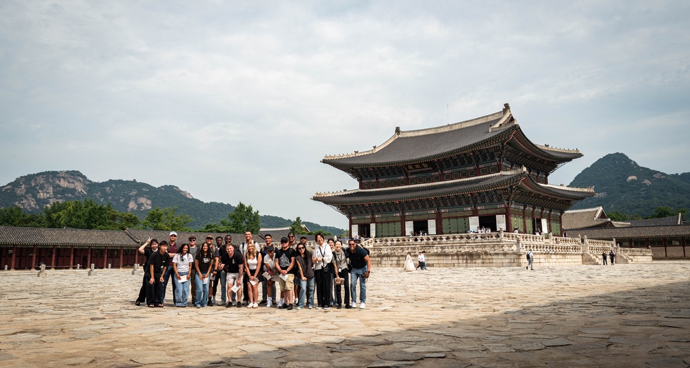 South Korean Province Hosts U.S. Army Soldiers on Newcomers Tour of Seoul