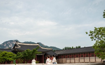 ON A STROLL THROUGH ANCIENT SEOUL: USAG CASEY SOLDIERS ATTEND NEWCOMERS TOUR