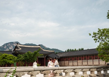 ON A STROLL THROUGH ANCIENT SEOUL: USAG CASEY SOLDIERS ATTEND NEWCOMERS TOUR