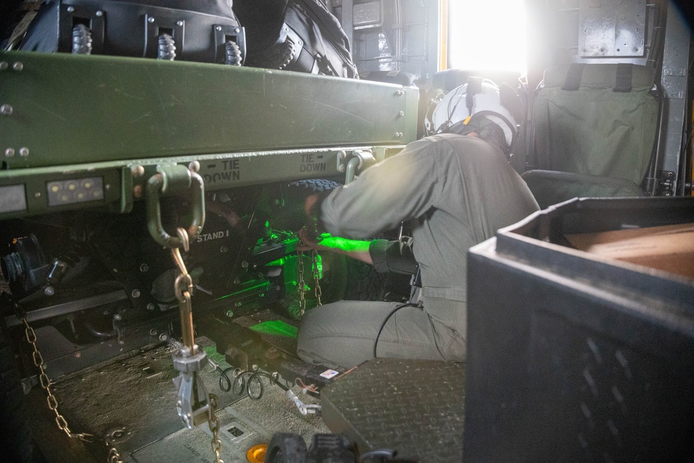 HMH-462 transports MWSS-172 fire fighter, equipment