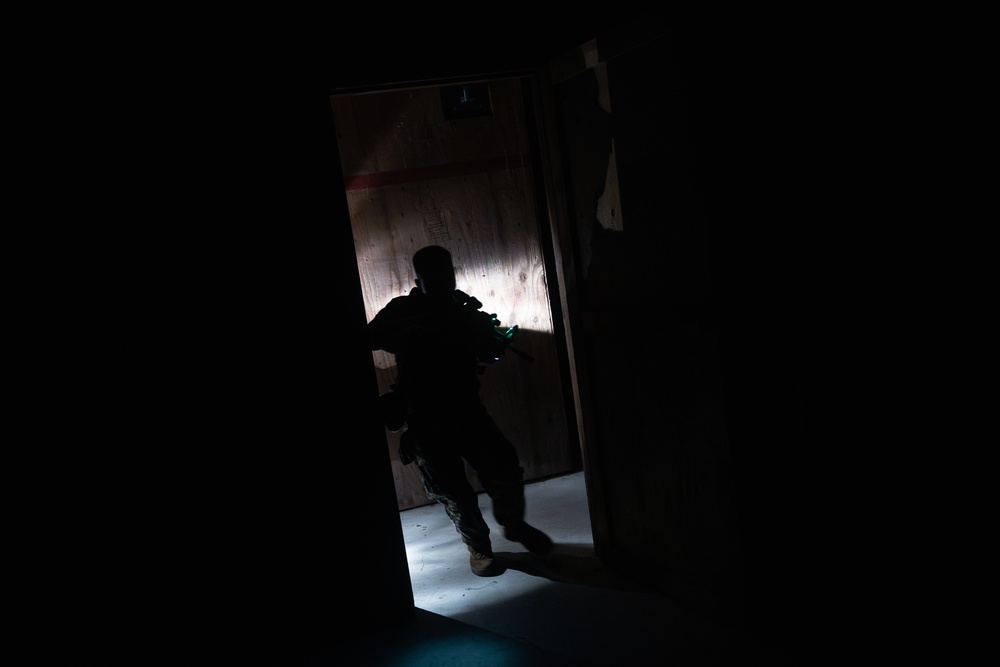 2/23 Marines and ROK Marines Conduct Bilateral, Night MOUT Training at KMEP 25.2