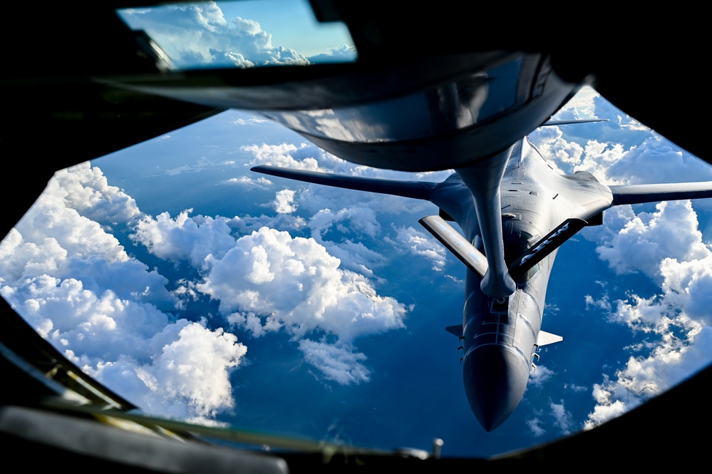 B-1 Lancer fuels up