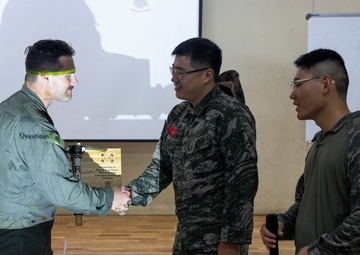 KMEP 25.2 | 9th ESB EOD Gifts Plaque to 2nd ROK MARDIV EOD