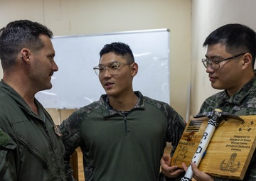 KMEP 25.2 | 9th ESB EOD Gifts Plaque to 2nd ROK MARDIV EOD