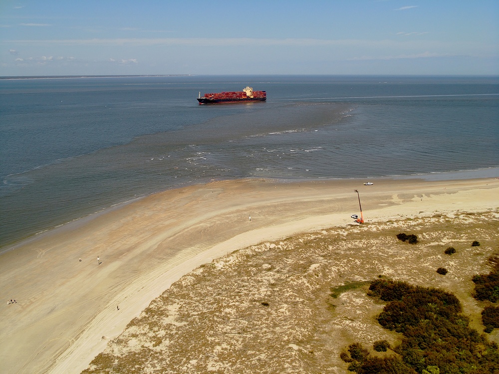 Coastal engineer rescues children caught in large vessel wakes