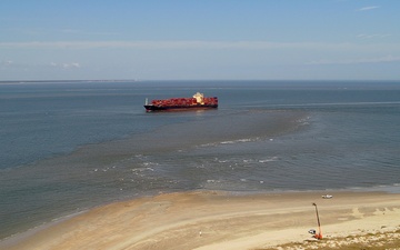 Coastal engineer rescues children caught in large vessel wakes