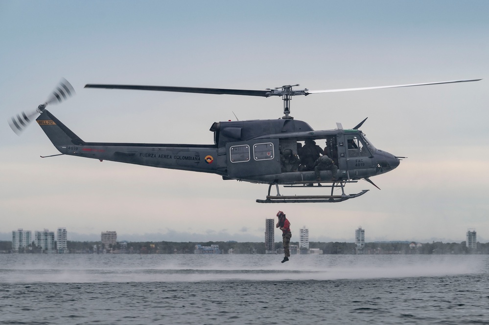 U.S. Air Force, Colombian Aerospace Force Pararescuemen conduct training in Coveñas
