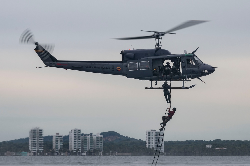 U.S. Air Force, Colombian Aerospace Force Pararescuemen conduct training in Coveñas