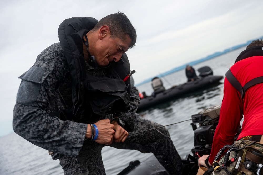 U.S. Air Force, Colombian Aerospace Force Pararescuemen conduct training in Coveñas