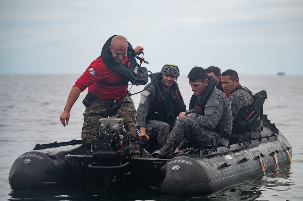 U.S. Air Force, Colombian Aerospace Force Pararescuemen conduct training in Coveñas
