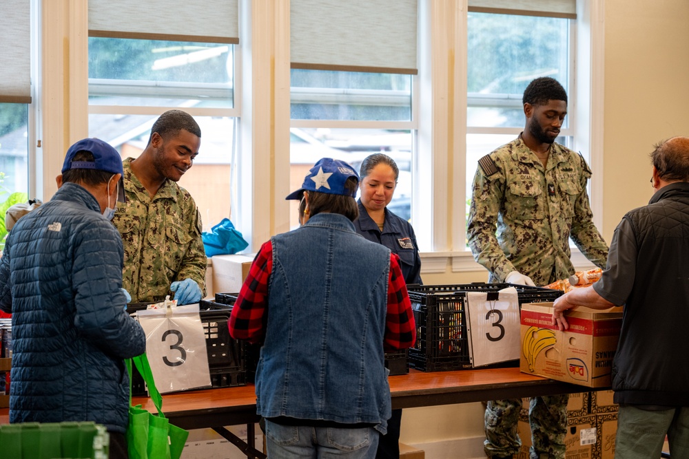 Somerset Sailors volunteer at food bank during Seattle Fleet Week 2025