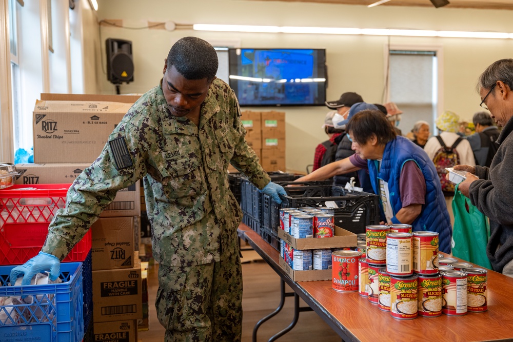 Somerset Sailors volunteer at food bank during Seattle Fleet Week 2025