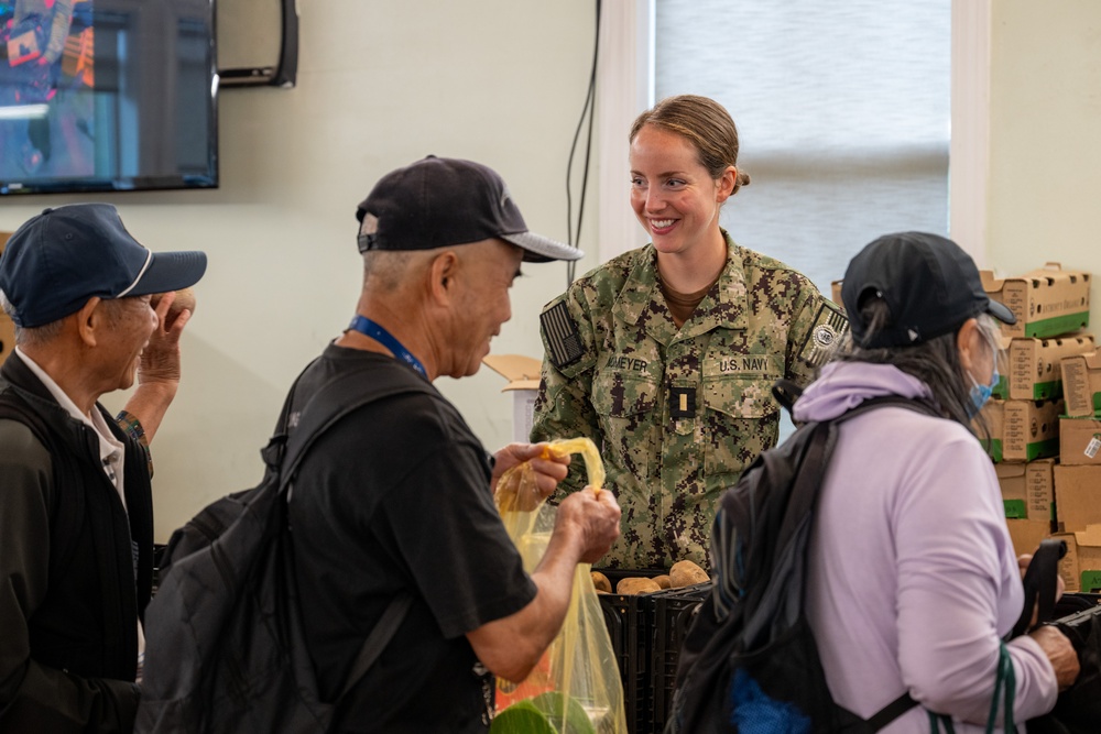 Somerset Sailors volunteer at food bank during Seattle Fleet Week 2025