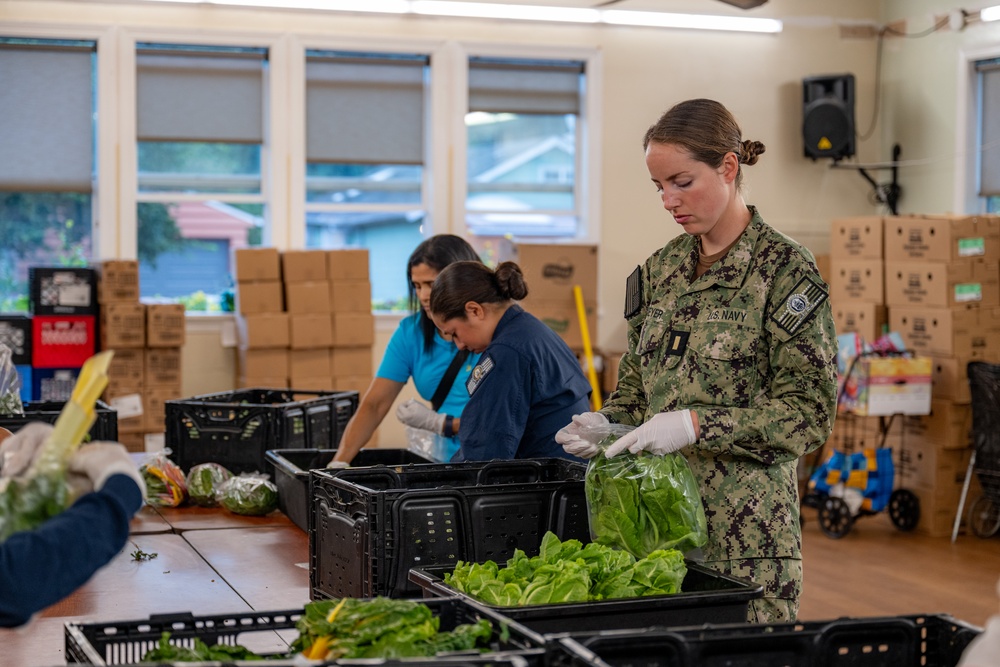 Somerset Sailors volunteer at food bank during Seattle Fleet Week 2025
