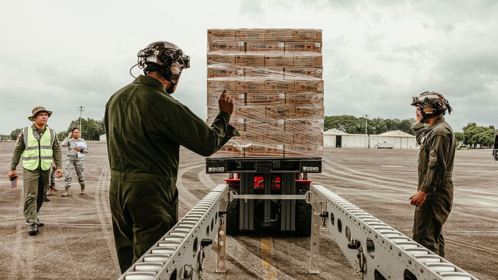 MRF-D 25.3: U.S. Marines assist with foreign disaster relief to the Philippines