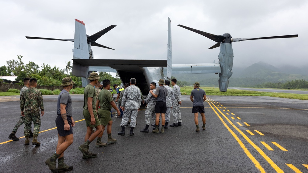 MRF-D 25.3: U.S. Marines deliver critical supplies during foreign disaster relief in the Philippines