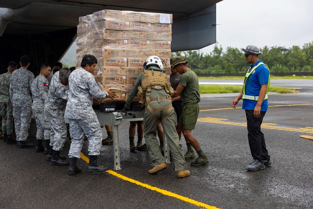 MRF-D 25.3: U.S. Marines deliver critical supplies during foreign disaster relief in the Philippines