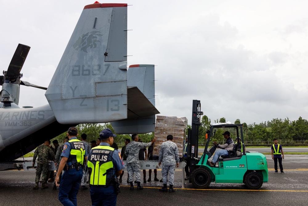 MRF-D 25.3: U.S. Marines deliver critical supplies during foreign disaster relief in the Philippines