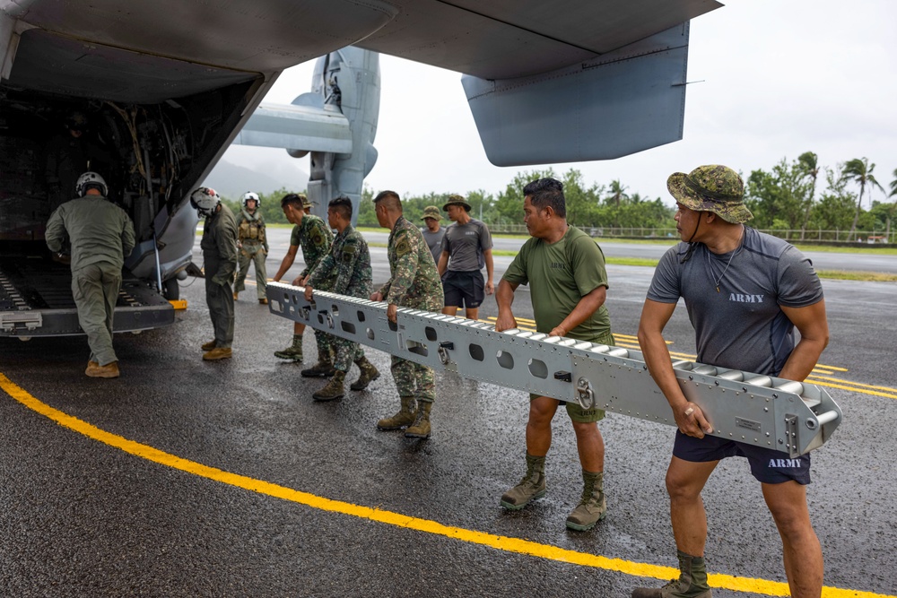 MRF-D 25.3: U.S. Marines deliver critical supplies during foreign disaster relief in the Philippines