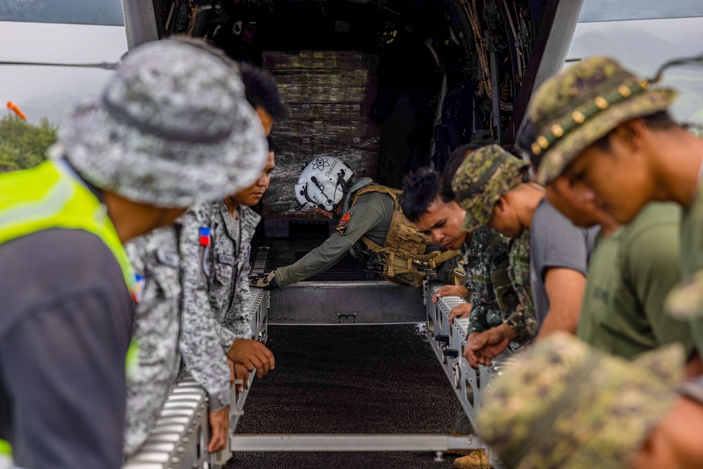 MRF-D 25.3: U.S. Marines deliver critical supplies during foreign disaster relief in the Philippines