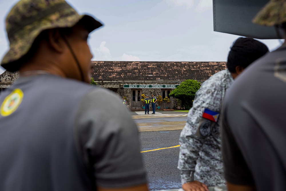 MRF-D 25.3: U.S. Marines deliver critical supplies during foreign disaster relief in the Philippines