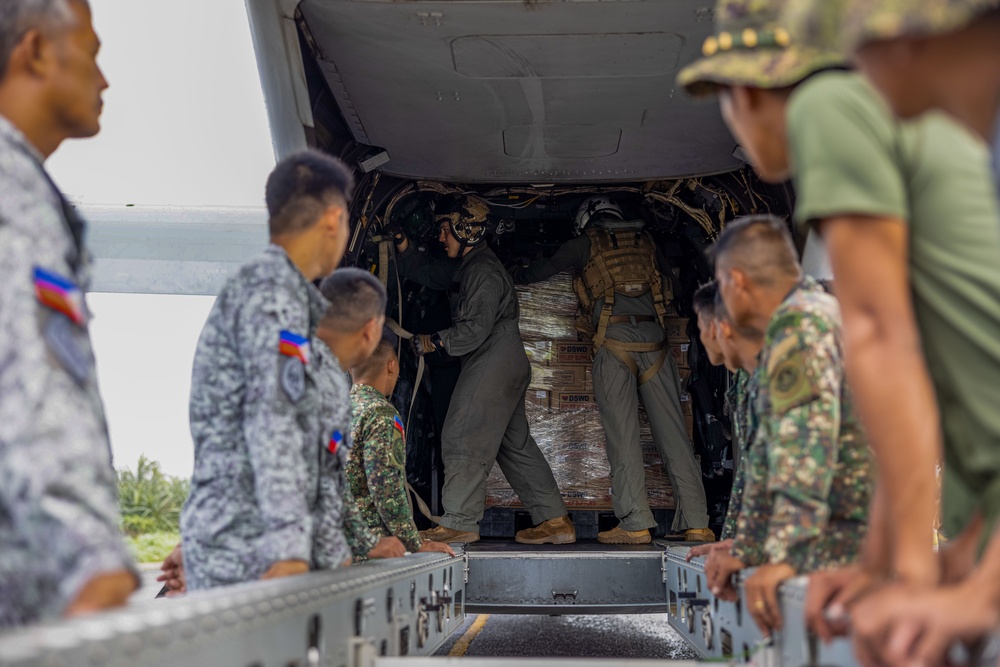 MRF-D 25.3: U.S. Marines deliver critical supplies during foreign disaster relief in the Philippines
