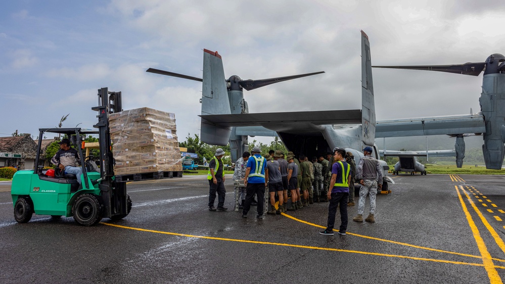 MRF-D 25.3: U.S. Marines deliver critical supplies during foreign disaster relief in the Philippines