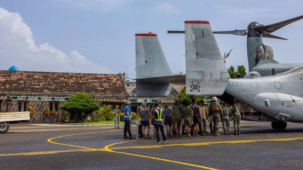 MRF-D 25.3: U.S. Marines deliver critical supplies during foreign disaster relief in the Philippines