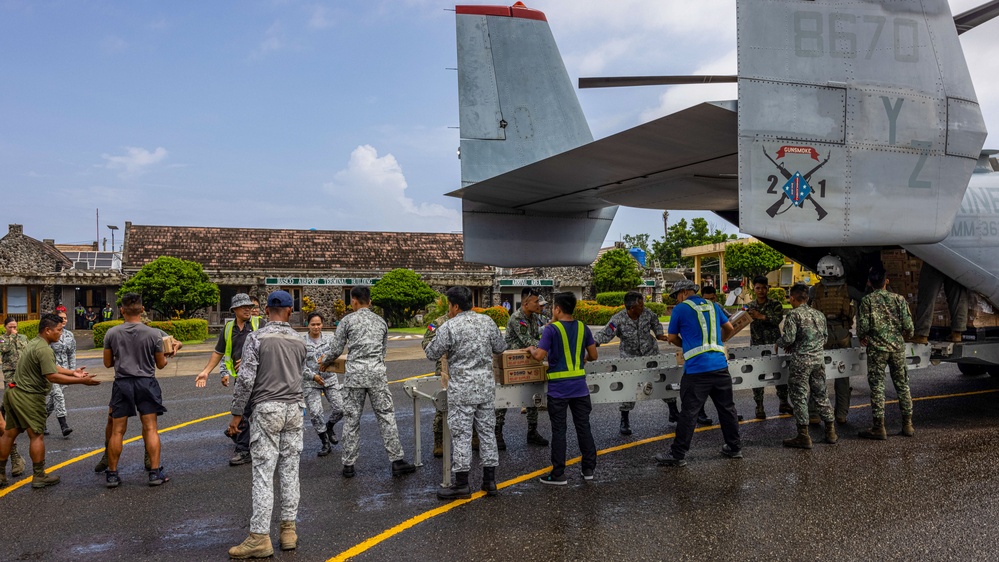 MRF-D 25.3: U.S. Marines deliver critical supplies during foreign disaster relief in the Philippines
