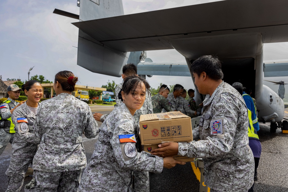 MRF-D 25.3: U.S. Marines deliver critical supplies during foreign disaster relief in the Philippines