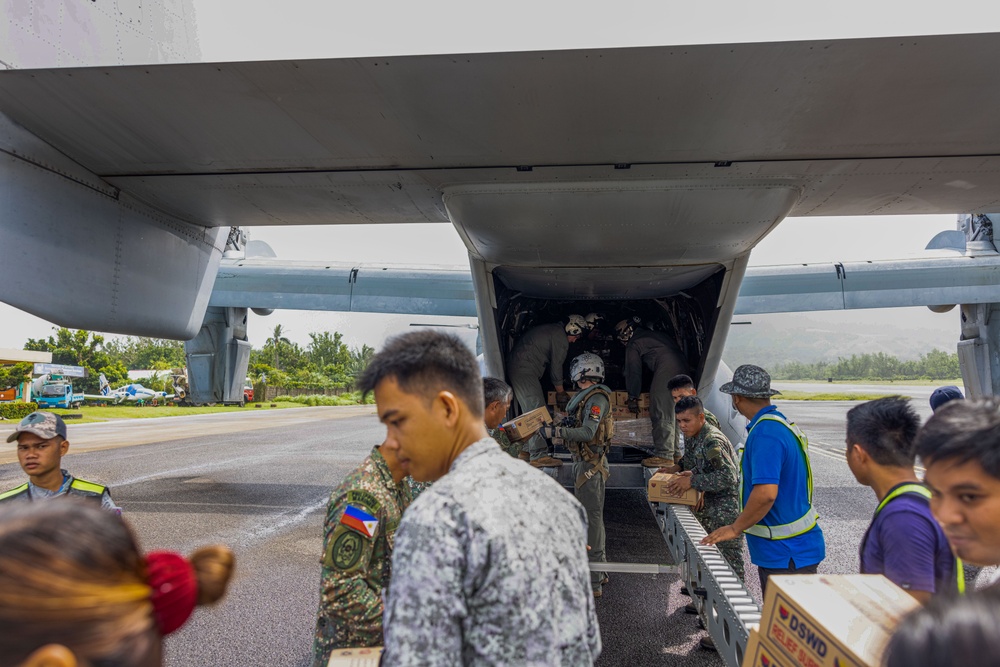 MRF-D 25.3: U.S. Marines deliver critical supplies during foreign disaster relief in the Philippines