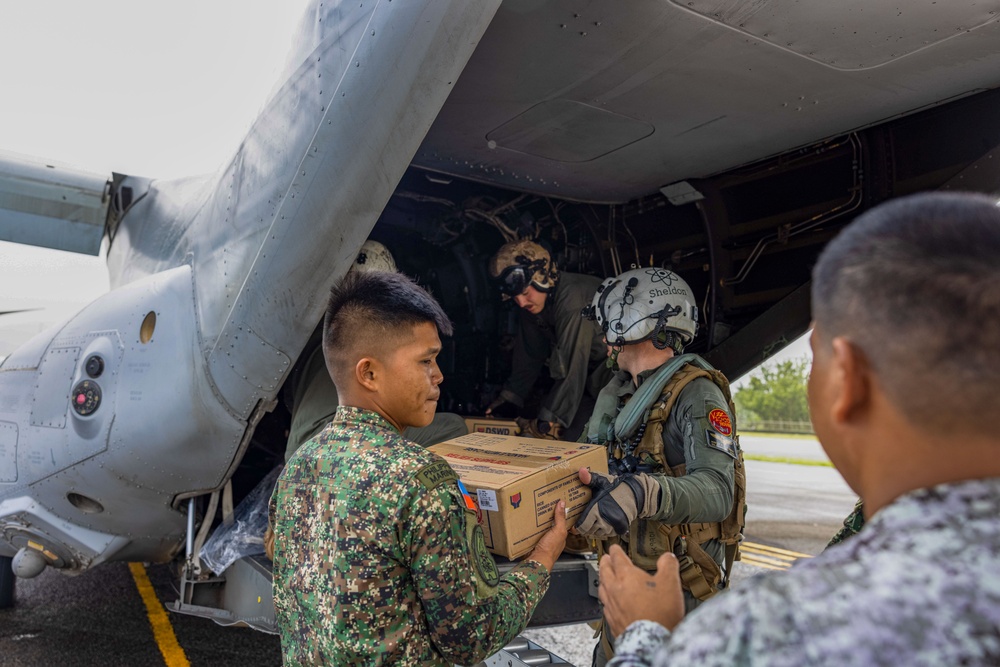 MRF-D 25.3: U.S. Marines deliver critical supplies during foreign disaster relief in the Philippines