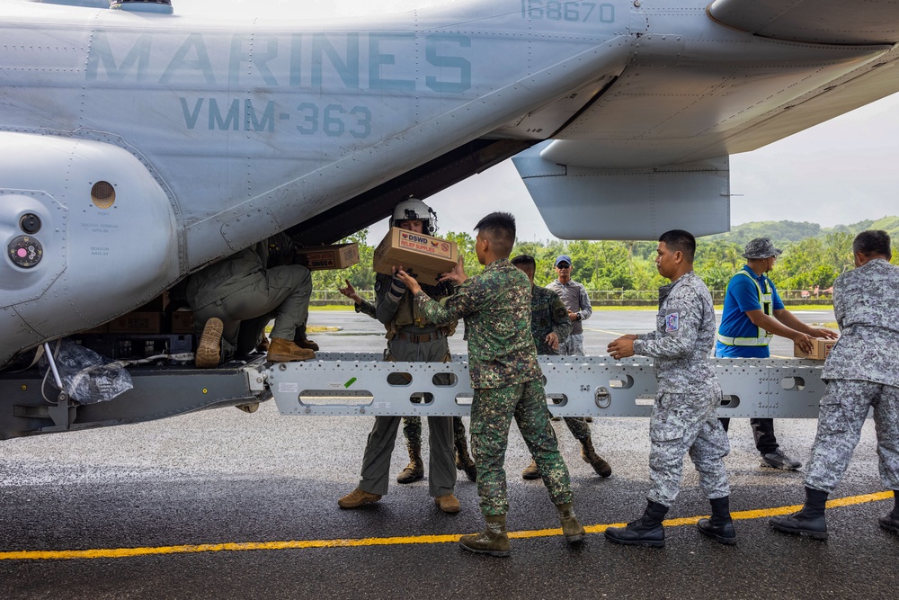 MRF-D 25.3: U.S. Marines deliver critical supplies during foreign disaster relief in the Philippines