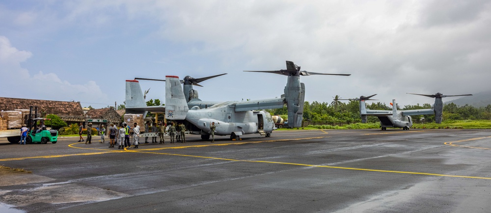 MRF-D 25.3: U.S. Marines deliver critical supplies during foreign disaster relief in the Philippines