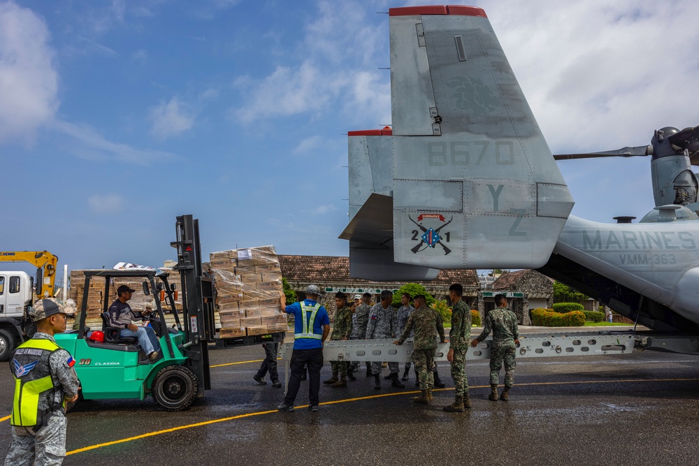 MRF-D 25.3: U.S. Marines deliver critical supplies during foreign disaster relief in the Philippines