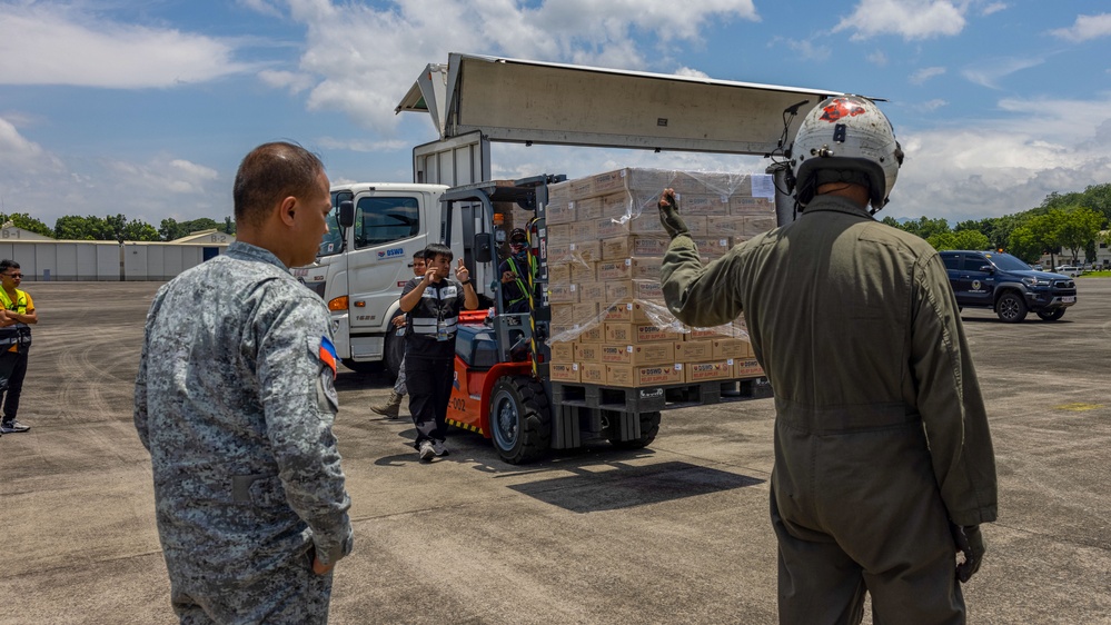 MRF-D 25.3: U.S. Marines deliver critical supplies during foreign disaster relief in the Philippines