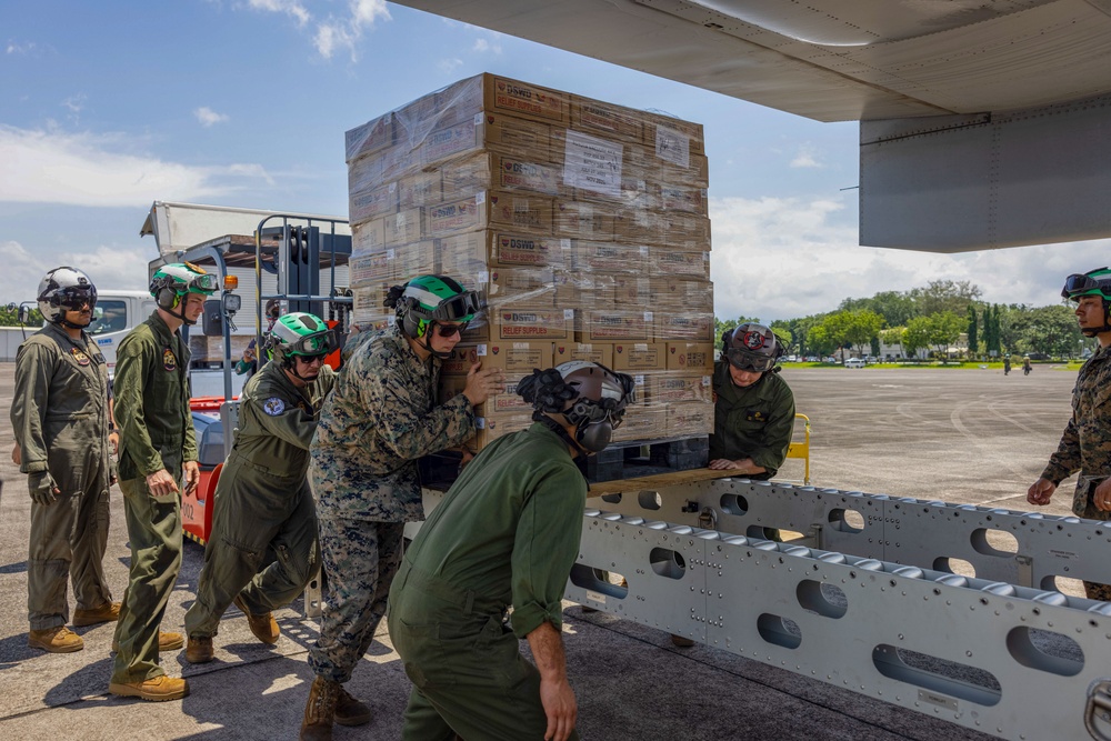 MRF-D 25.3: U.S. Marines deliver critical supplies during foreign disaster relief in the Philippines