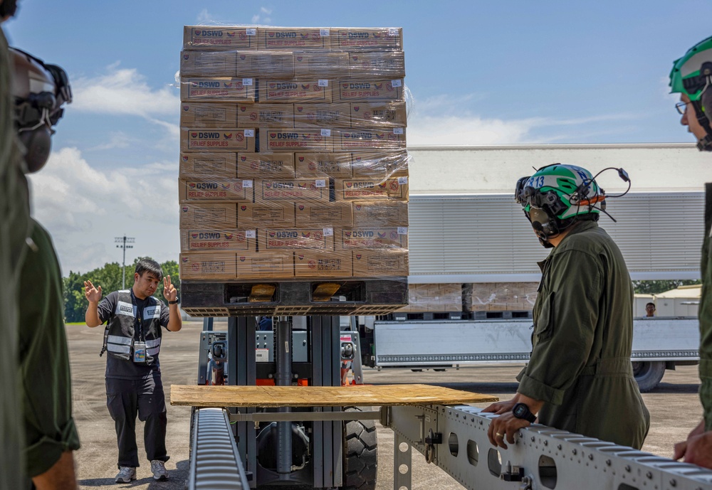 MRF-D 25.3: U.S. Marines deliver critical supplies during foreign disaster relief in the Philippines