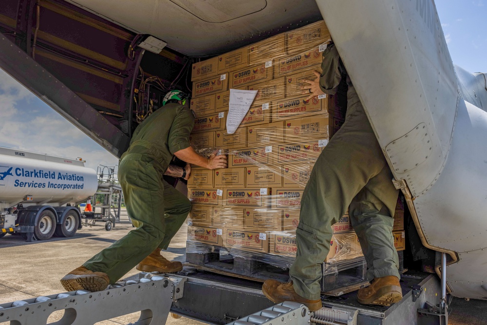 MRF-D 25.3: U.S. Marines deliver critical supplies during foreign disaster relief in the Philippines