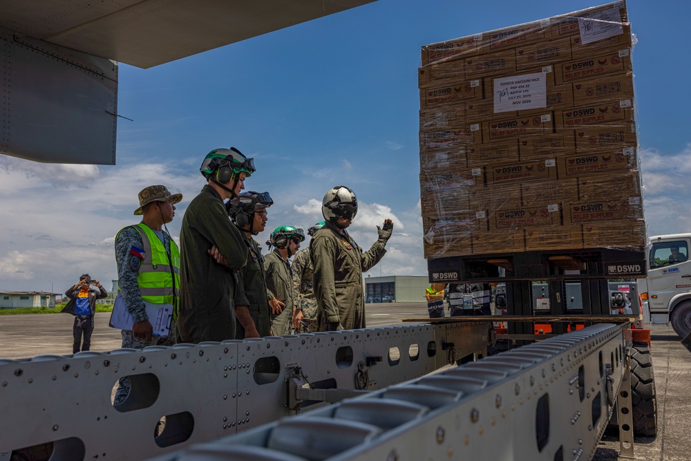 MRF-D 25.3: U.S. Marines deliver critical supplies during foreign disaster relief in the Philippines