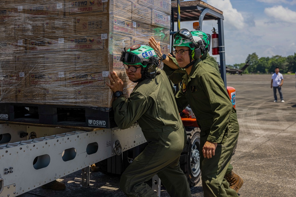 MRF-D 25.3: U.S. Marines deliver critical supplies during foreign disaster relief in the Philippines