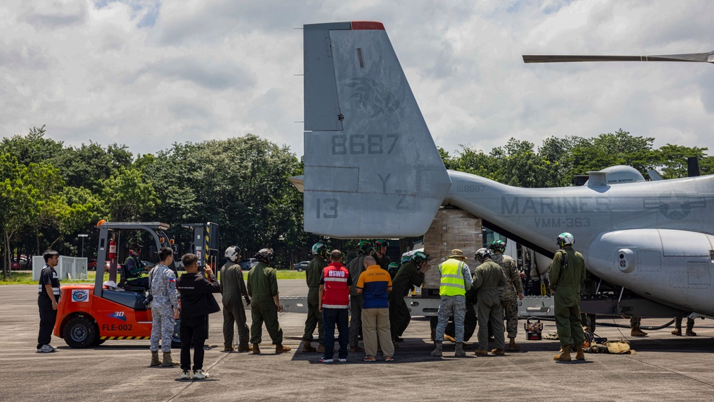 MRF-D 25.3: U.S. Marines deliver critical supplies during foreign disaster relief in the Philippines