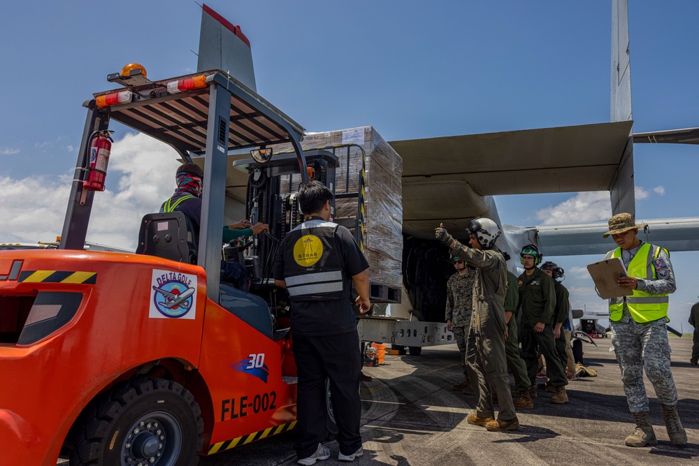 MRF-D 25.3: U.S. Marines deliver critical supplies during foreign disaster relief in the Philippines