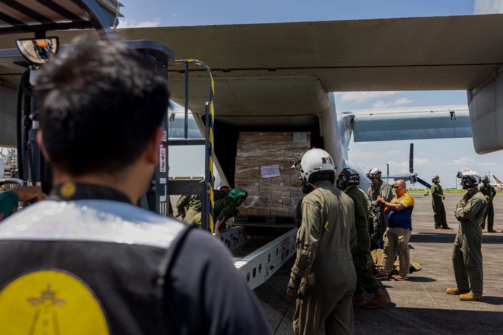 MRF-D 25.3: U.S. Marines deliver critical supplies during foreign disaster relief in the Philippines