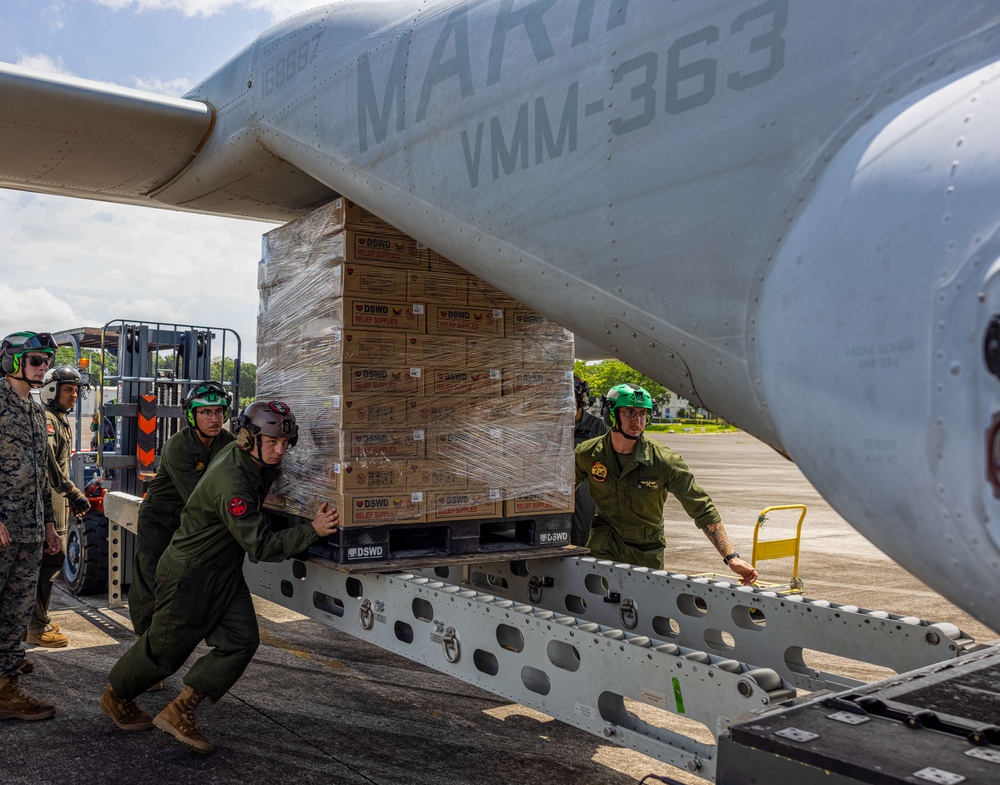 MRF-D 25.3: U.S. Marines deliver critical supplies during foreign disaster relief in the Philippines