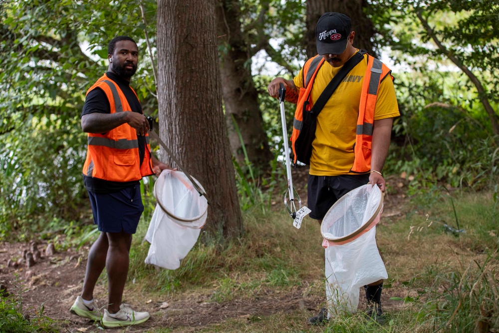 Sailors and Marines volunteer to pick up litter at Green Lake Park