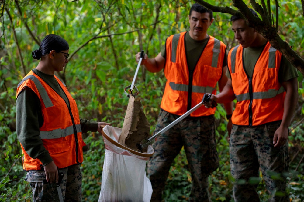 Sailors and Marines volunteer to pick up litter at Green Lake Park